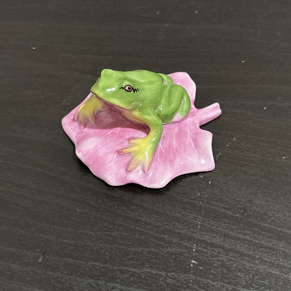 Vintage Herend Hungary Porcelain Green Tree Frog on Pink Leaf Figurine #53551